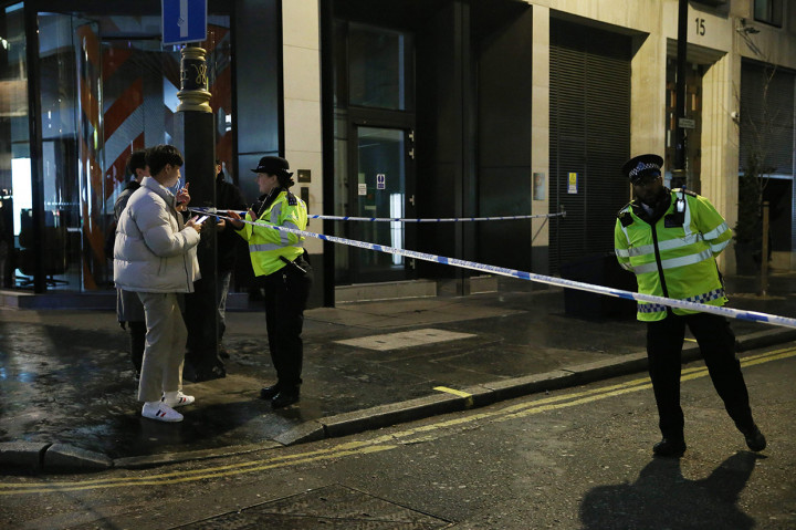 Garis polisi dipasang di antara Oxford Street, Charing Cross Road, dan Shaftesbury Avenue. Tak lama setelah pukul 17:30, polisi yang ditemui mengatakan bahwa barikade akan diperkecil menjadi hanya di Dean Street.