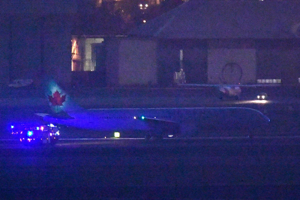 Pesawat Boeng 767-300 yang membawa 128 penumpang tersebut harus berputar balik menyusul masalah teknis hanya beberapa jam setelah lepas landas dari bandara Kota Barajas. 