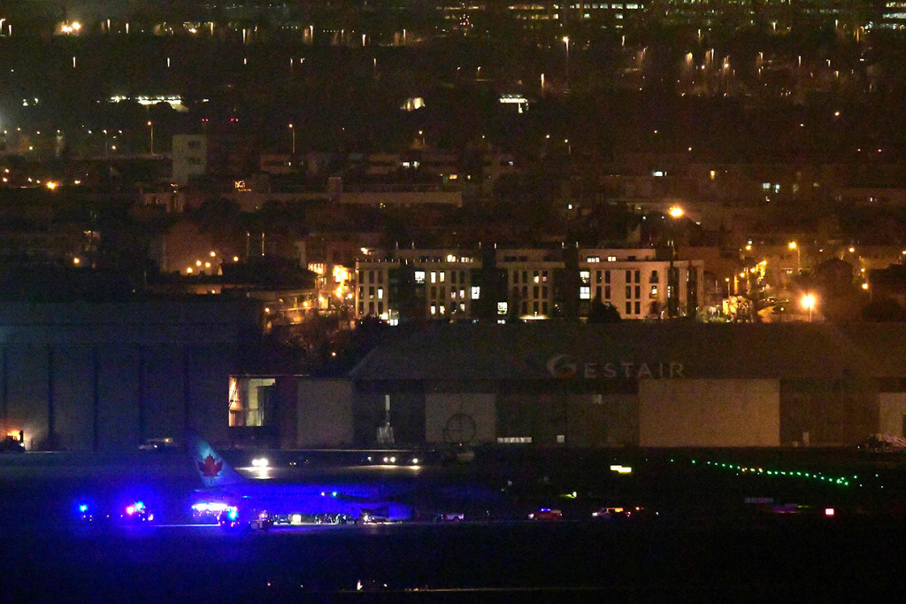 Sebuah pesawat Air Canada melakukan pendaratan darurat dengan berputar balik (return to base) ke Bandara Barajas Adolfo Suarez-Madrid, pada Senin, 3 Februari 2020 waktu setempat.