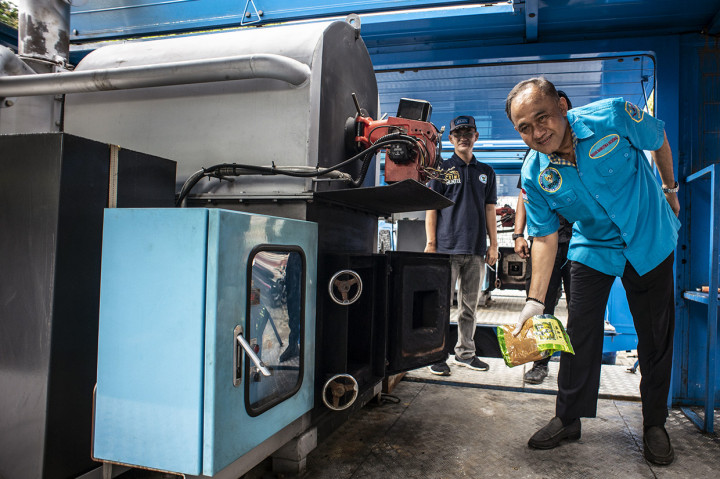 Kepala BNN Komjen Heru Winarko memasukkan barang bukti narkotika jenis sabu ke dalam mesin pembakaran saat pemusnahan di Kantor BNN, Cawang, Jakarta, Selasa, 4 Februari 2020. 