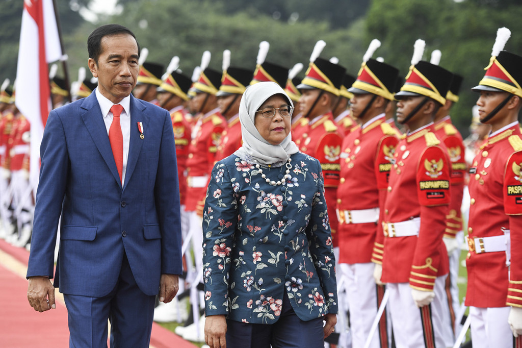 Presiden Joko Widodo beserta Ibu Negara Iriana Joko Widodo menyambut kedatangan Presiden Republik Singapura Halimah Yacob di halaman Istana Kepresidenan Bogor, Jawa Barat. Pemerintah kedua negara menggelar pertemuan bilateral.