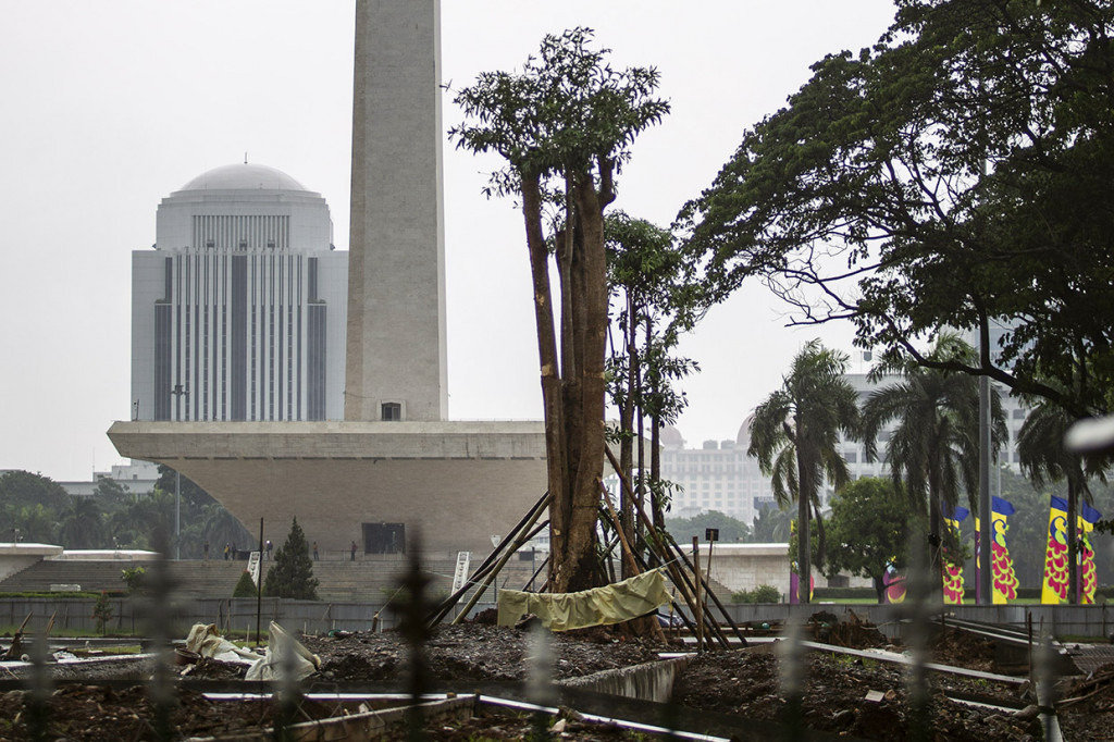 Penanaman pohon tersebut dilakukan untuk mengganti pohon lama yang ditebang saat pembangunan proyek Plaza Selatan serta bagian dari penghijauan Monas.
