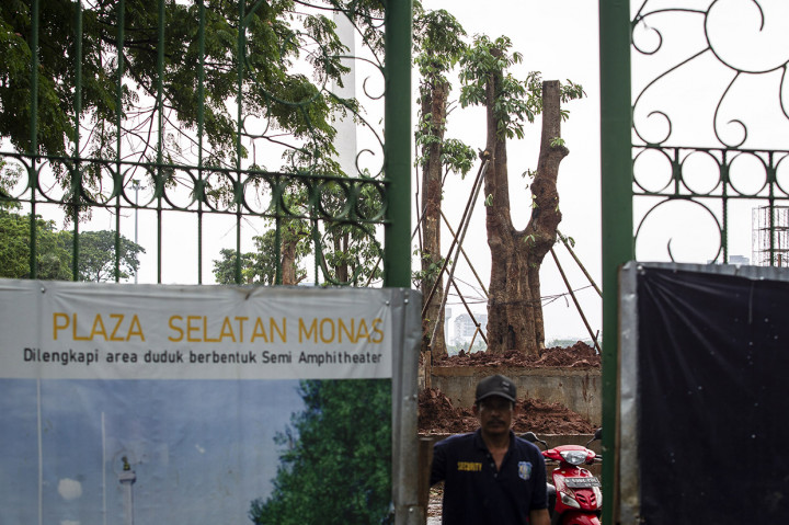 Pemerintah Provinsi DKI Jakarta telah memberhentikan sementara proyek revitalisasi Monas. Pemberhentian dilakukan sampai ada tindak lanjut dari Sekretariat Negara karena izin revitalisasi tersebut belum diajukan Gubernur DKI Jakarta Anies Baswedan.