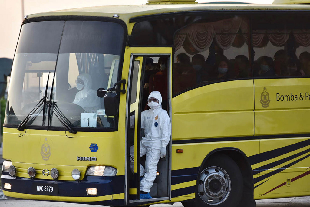 Pesawat Air Asia AK 8265 dari Wuhan mendarat di Bandara Internasional Kuala Lumpur pada pukul 06.00 pagi dengan membawa pulang 133 orang, terdiri 107 orang yang dibawa balik dari Wuhan, delapan petugas misi dan enam pegawai Kedutaan Besar Malaysia serta 12 kru AirAsia.
