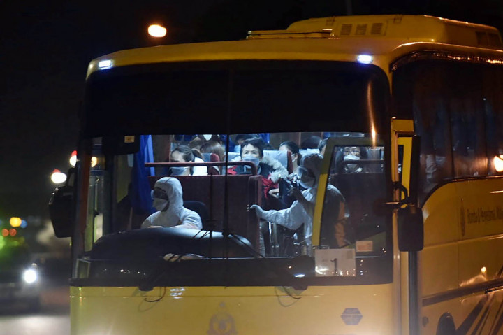 107 orang tersebut terdiri dari 88 warga Malaysia dan 19 pasangan/anak bukan warga negara yang telah melewati pemeriksaan kesehatan yang dilakukan oleh Pemerintah Tiongkok sebelum diperbolehkan menaiki pesawat.