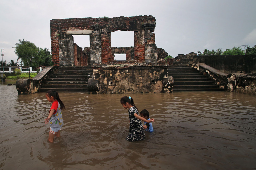 Banjir terjadi akibat kondisi drainase di situs cagar budaya Keraton Kaibon sudah dangkal.