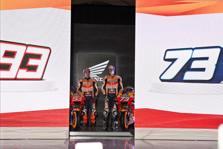 Marc dan Alex muncul dari balik punggung dengan motor RC213V-nya masing-masing.