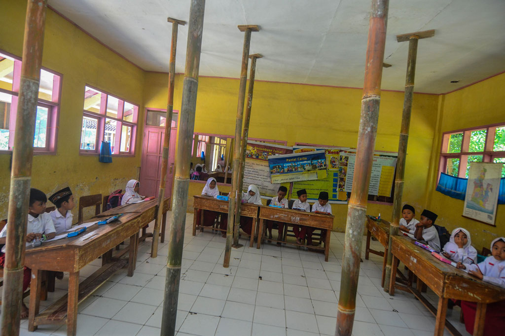 Siswa SDN 3 Cigorowong di Kampung Sukamaju, Kecamatan Cisayong, Kabupaten Tasikmalaya, Jawa Barat, mengikuti kegiatan belajar mengajar di dalam ruang kelas yang mengalami kerusakan cukup parah.