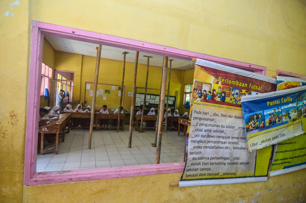 Siswa kelas dua dan kelas tiga terpaksa belajar di ruang kelas yang rusak ditopang bambu dan nyaris ambruk dimakan usia. Pihak sekolah berharap bangunan tersebut segera diperbaiki pemerintah setempat karena jika terjadi hujan lebat terpaksa belajar mengajar dibubarkan.