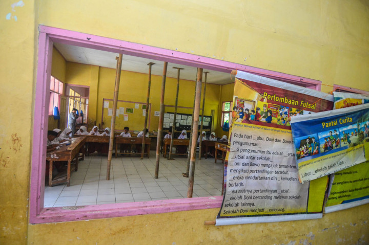 Siswa kelas dua dan kelas tiga terpaksa belajar di ruang kelas yang rusak ditopang bambu dan nyaris ambruk dimakan usia. Pihak sekolah berharap bangunan tersebut segera diperbaiki pemerintah setempat karena jika terjadi hujan lebat terpaksa belajar mengajar dibubarkan.