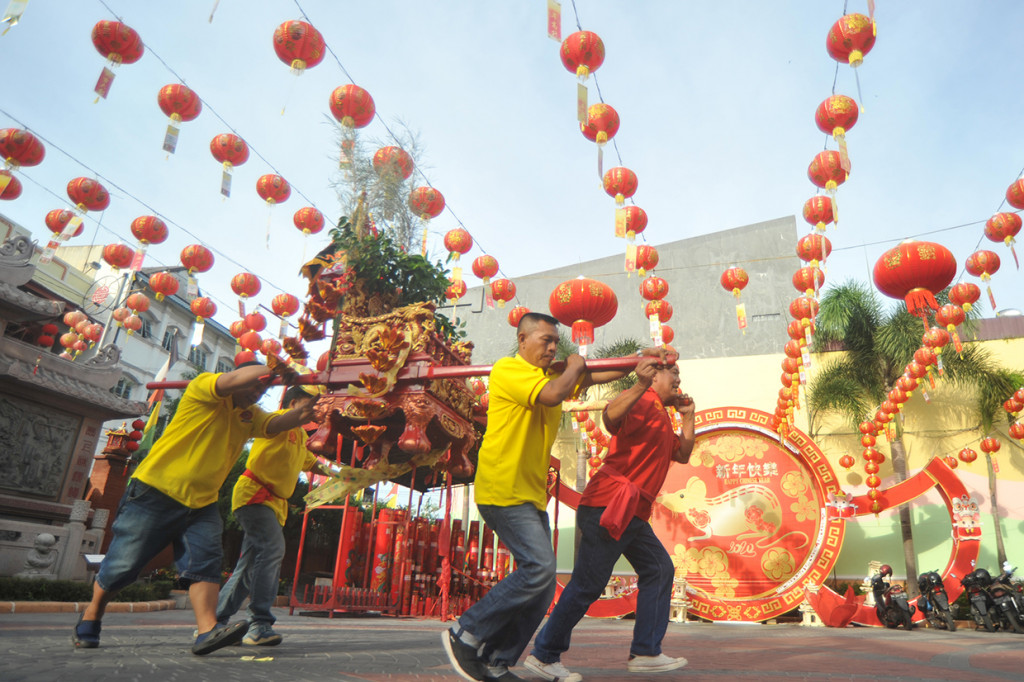 Warga keturunan Tionghoa mengarak kio leluhur Perkumpulan Keluarga Lie-Kwee, di Padang, Sumatera Barat.