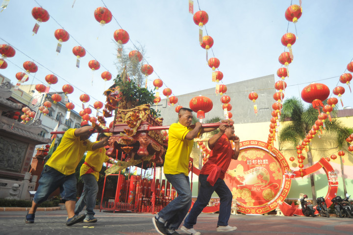 Warga keturunan Tionghoa mengarak kio leluhur Perkumpulan Keluarga Lie-Kwee, di Padang, Sumatera Barat.