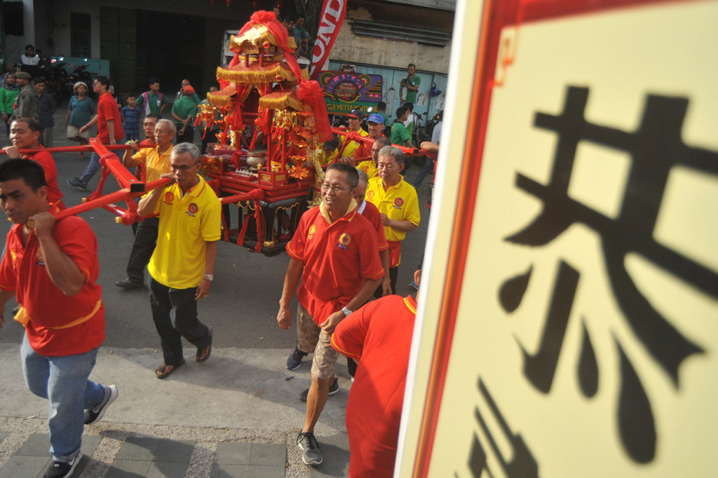 Ratusan orang terlibat mengarak kio sekaligus menyambut Cap Go Meh 2571 di kota itu. 