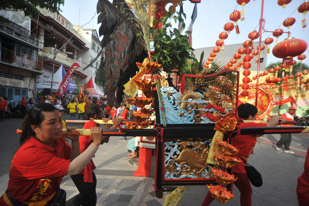Warga keturunan Tionghoa mengarak kio leluhur Perkumpulan Keluarga Lie-Kwee, di Padang, Sumatera Barat.
