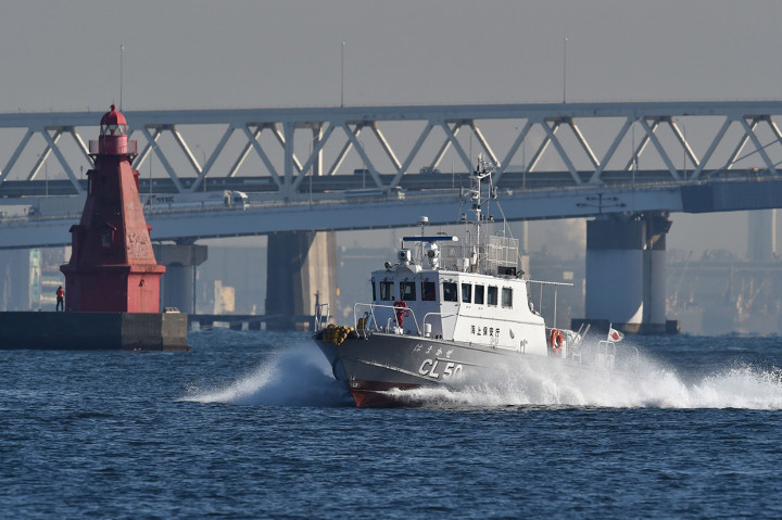 Kapal penjaga pantai mengevakuasi penumpang kapal pesiar Diamond Princess yang positif terjangkit virus korona menuju pangkalan penjaga pantai Jepang di Yokohama, Rabu, 5 Februari 2020.