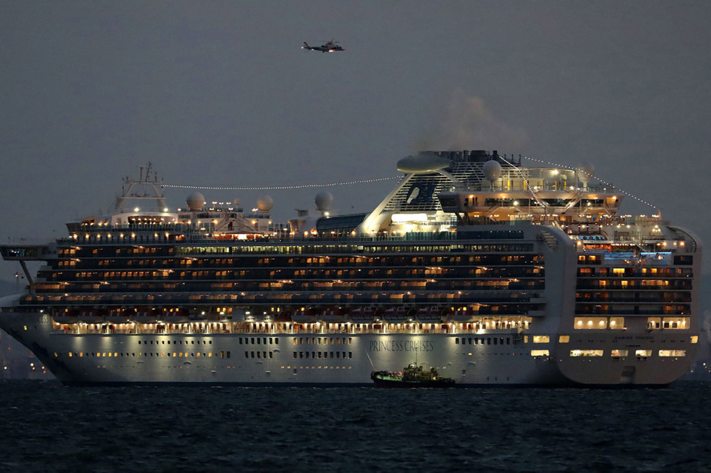 Penumpang dan awak kapal lainnya diharuskan tetap berada di atas kapal itu selama 14 hari, mengacu pada konsensus badan kesehatan dunia bahwa virus korona itu memiliki masa inkubasi selama dua pekan.
