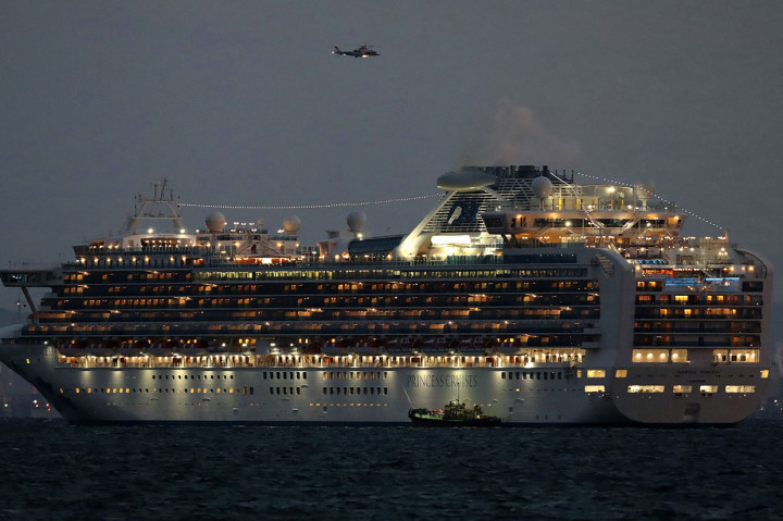Penumpang dan awak kapal lainnya diharuskan tetap berada di atas kapal itu selama 14 hari, mengacu pada konsensus badan kesehatan dunia bahwa virus korona itu memiliki masa inkubasi selama dua pekan.