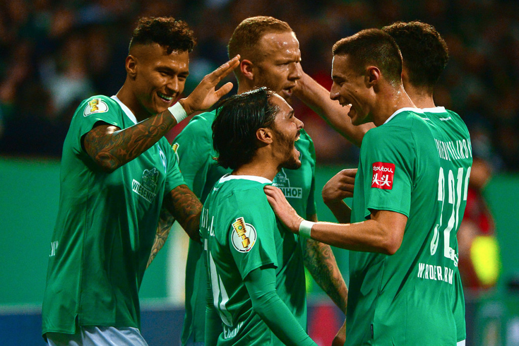Bremen menggandakan keunggulan lewat Leonard Bittencourt pada menit ke-30. Skor 2-0 bertahan hingga jeda.