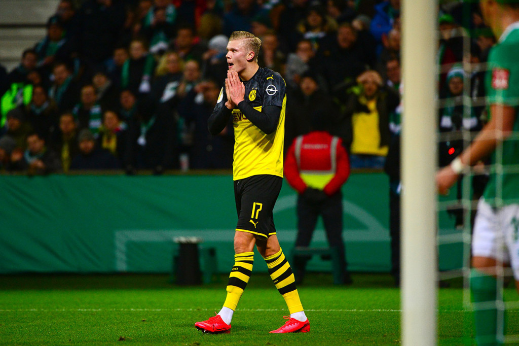 Erling Haaland memperkecil ketertinggalan timnya menjadi 1-2 pada menit ke-67.