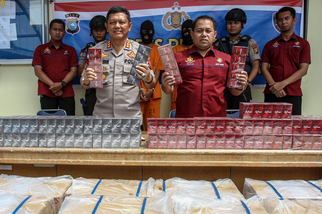 Direktur Polairud Polda Riau Kombes Pol Badarudin (kiri) dan Kasubdit Gakkum AKBP Wawan Setiawan (kanan) menjelaskan kronologis penangkapan dua tersangka pembawa rokok ilegal, saat pengungkapan kasus di halaman Dit Polairud Polda Riau, di Pekanbaru, Riau, Rabu, 5 Februari 2020.