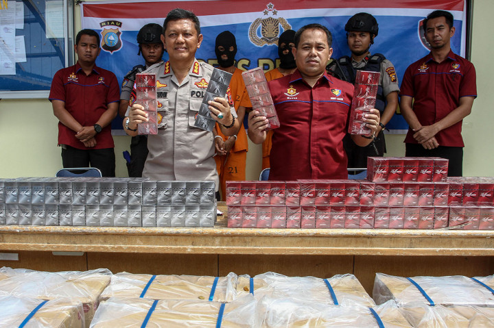 Direktur Polairud Polda Riau Kombes Pol Badarudin (kiri) dan Kasubdit Gakkum AKBP Wawan Setiawan (kanan) menjelaskan kronologis penangkapan dua tersangka pembawa rokok ilegal, saat pengungkapan kasus di halaman Dit Polairud Polda Riau, di Pekanbaru, Riau, Rabu, 5 Februari 2020.
