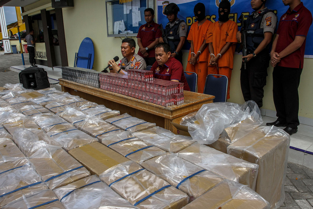 Direktorat Kepolisian Perairan dan Udara Polda Riau mengamankan 50 dus yang berisikan 25 ribu bungkus rokok tanpa dilengkapi pita cukai dari tangan dua tersangka di kawasan perairan Terusan Mas, Kabupaten Indragiri Hilir pada 31 Januari 2020 lalu.
