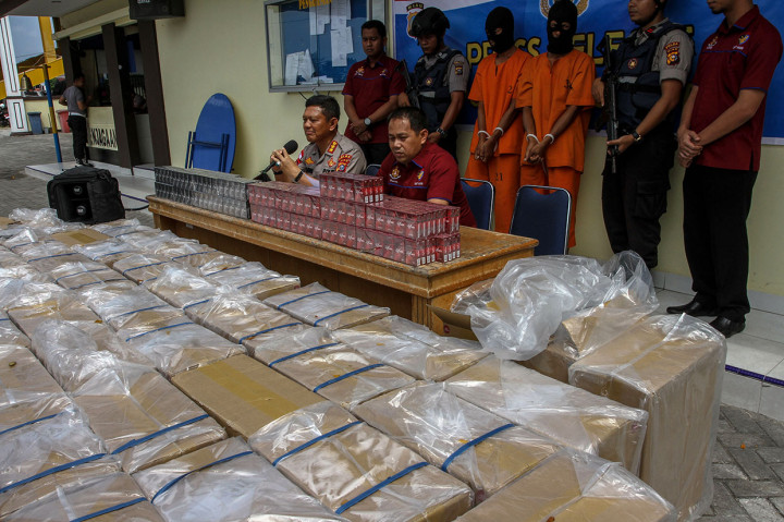 Direktorat Kepolisian Perairan dan Udara Polda Riau mengamankan 50 dus yang berisikan 25 ribu bungkus rokok tanpa dilengkapi pita cukai dari tangan dua tersangka di kawasan perairan Terusan Mas, Kabupaten Indragiri Hilir pada 31 Januari 2020 lalu.
