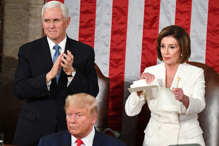 Nancy Pelosi merobek salinan naskah pidato tersebut setelah Trump usai berpidato di US Capitol, Washington. Sementara Wakil Presiden AS Mike Pence bertepuk tangan memuji jalannya pidato Trump.