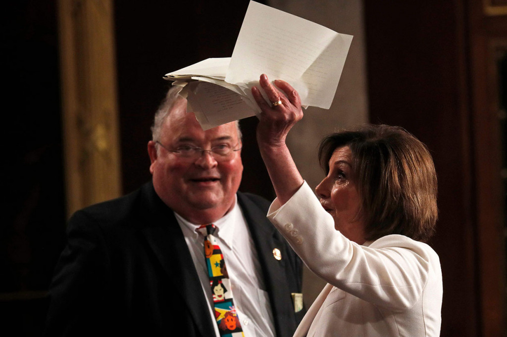 Nancy Pelosi memperlihatkan salinan naskah pidato kenegaraan State of the Union (SOTU) Trump yang dia robek.