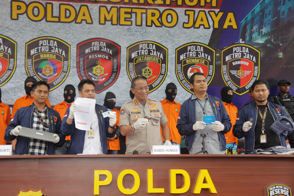 Kabid Humas Polda Metro Jaya Kombes Yusri Yunus (tengah) bersama Kanit 1 Subdit 4 Jatanras Polda Metrojaya Kompol Hendro Sukmono (kedua kiri) dan Jajaran Subdit Jatanras Polda Metrojaya menunjukkan barang bukti saat konferensi pers pengungkapan kasus pembobolan rekening bank dan kartu kredit milik Ilham Bintang, di Polda Metro Jaya, Jakarta, Rabu, 5 Februari 2020. 