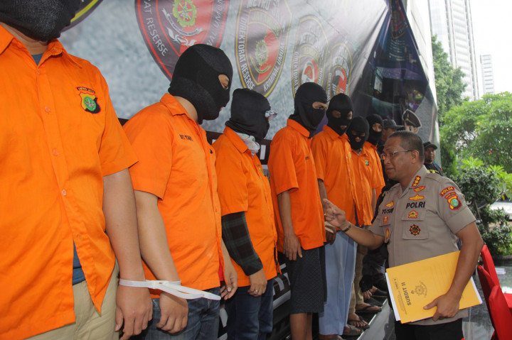 Ditreskrimum Polda Metro Jaya berhasil mengamankan 8 orang tersangka terkait kasus pembobolan rekening milik wartawan senior Ilham Bintang. Polisi juga mengamankan barang bukti berupa senjata api air softgun, buku tabungan, dan beberapa ATM.