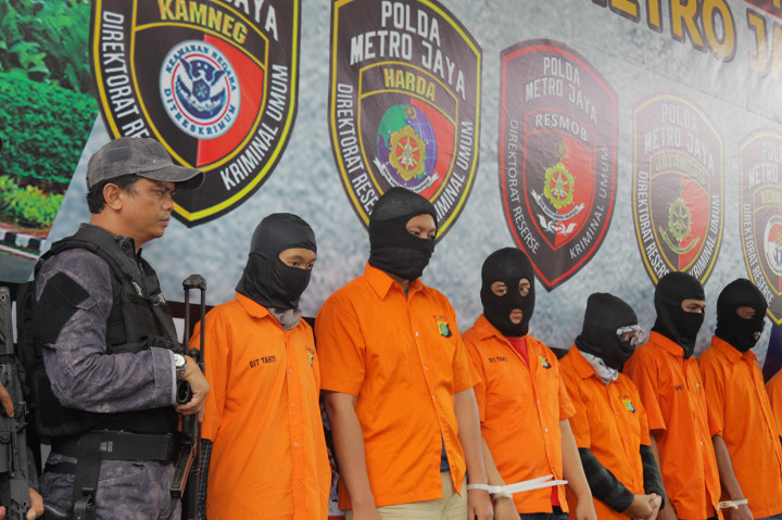 Seperti diketahui, wartawan senior Ilham Bintang mengalami peristiwa tidak menyenangkan, yakni nomor kartu SIM Indosat-nya dicuri dan uang ratusan juta rupiah di dalam rekening bank miliknya dikuras pelaku pencurian nomor kartu seluler tersebut. Para pelaku terancam hukuman 20 tahun penjara.