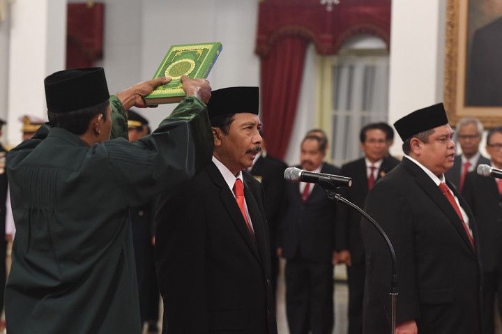 Kepala Badan Pembinaan Ideologi Pancasila (BPIP) Yudian Wahyudi (kedua kiri) dan Kepala Badan Pengawasan Keuangan dan Pembangunan (BPKP) Muhammad Yusuf Ateh (kanan) membacakan sumpah saat dilantik di Istana Negara, Jakarta.