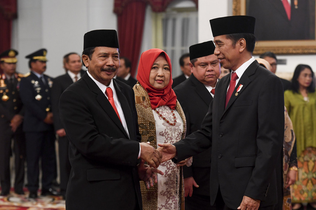Presiden Joko Widodo (kanan) memberikan ucapan selamat kepada Kepala Badan Pembinaan Ideologi Pancasila (BPIP) Yudian Wahyudi (kiri) dan istri, disaksikan Kepala Badan Pengawasan Keuangan dan Pembangunan (BPKP) Muhammad Yusuf Ateh (kedua kanan) seusai dilantik di Istana Negara, Jakarta.