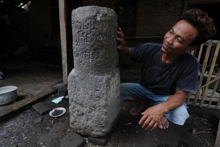 Seorang warga menunjukkan prasasti lingga di Kauman, Ngrundul, Kebonarum, Klaten, Jawa Tengah, Rabu, 5 Februari 2020. 