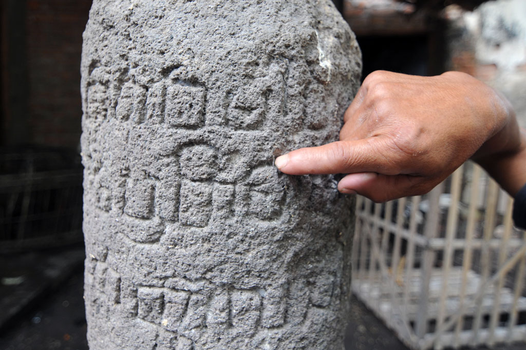 Prasasti lingga Anggehan sebagai batas wilayah pada jaman Mataram Kuno tahun 769 Saka era Sri Maharaja Rakai Pikatan tersebut berada di pekarangan rumah warga dan dirawat oleh warga setempat.