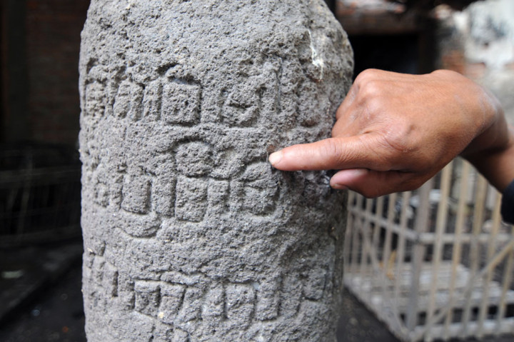 Prasasti lingga Anggehan sebagai batas wilayah pada jaman Mataram Kuno tahun 769 Saka era Sri Maharaja Rakai Pikatan tersebut berada di pekarangan rumah warga dan dirawat oleh warga setempat.