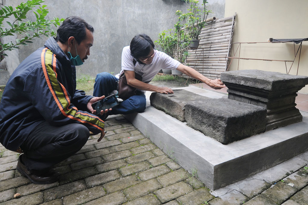 Selain lingga, di Kauman, Ngrundul, Kebonarum, Klaten juga ditemukan sebuah yoni yang berada di halaman masjid setempat. Batu yoni dan fragmen batu yang diperkirakan peninggalan zaman Mataram Kuno tersebut dirawat warga sebagai edukasi sejarah masa lalu.