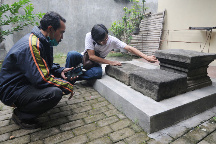 Selain lingga, di Kauman, Ngrundul, Kebonarum, Klaten juga ditemukan sebuah yoni yang berada di halaman masjid setempat. Batu yoni dan fragmen batu yang diperkirakan peninggalan zaman Mataram Kuno tersebut dirawat warga sebagai edukasi sejarah masa lalu.