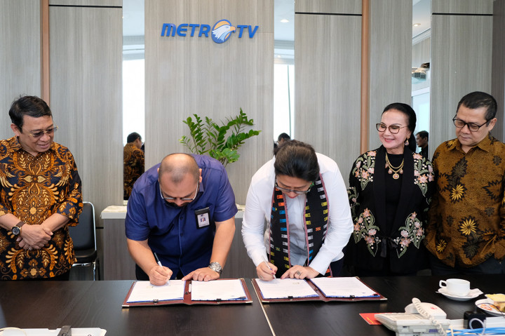Direktur Utama Perum Perusahaan Film Negara (PFN) Judith Jubilina Navarro Dipodiputro dan CEO Media Group Mohammad Mirdal Akib menandatangani MoU di Kantor Metro TV, Kedoya, Jakarta.
