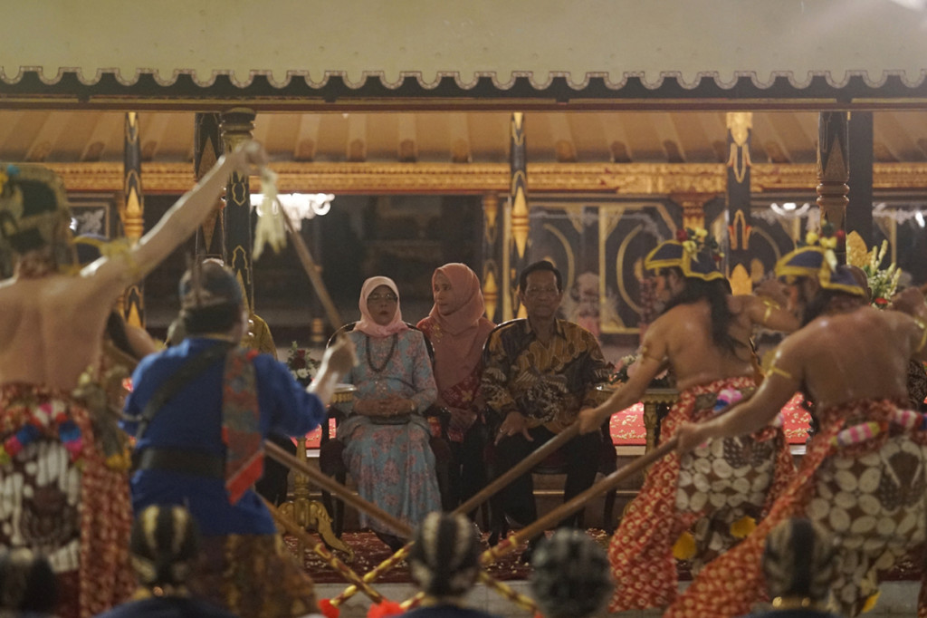 Presiden Singapura Halimah Yacob (kiri) didampingi Raja Keraton Yogyakarta yang juga Gubernur DI Yogyakarta Sri Sultan HB X (kanan) menyaksikan pertunjukan Beksan Lawung Ageng saat melakukan kunjungan di Keraton Yogyakarta, Yogyakarta.