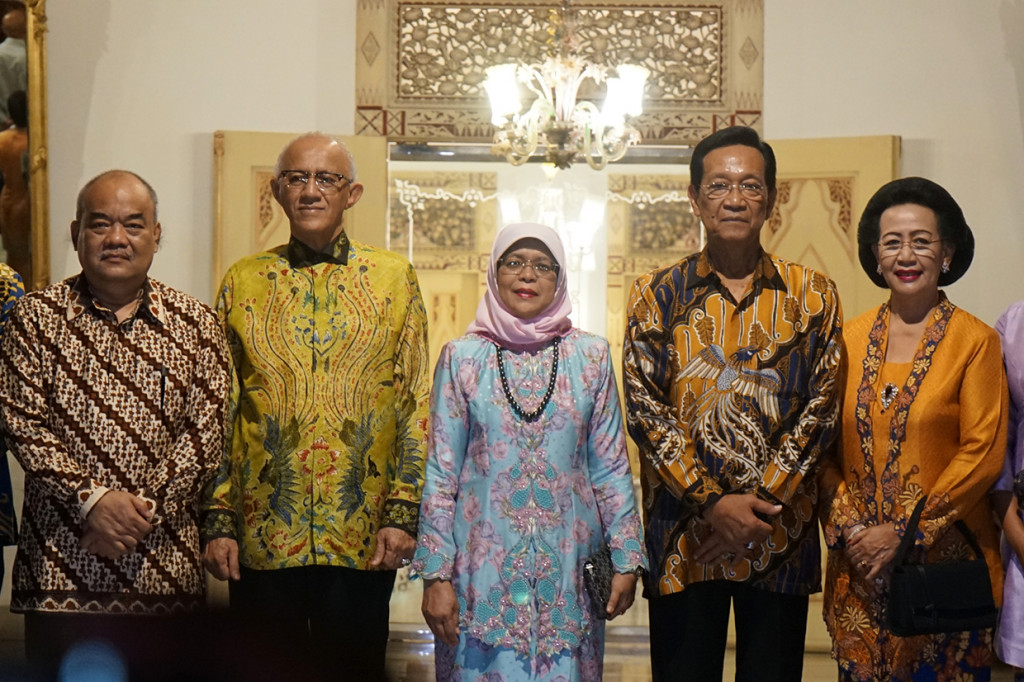 Raja Keraton Yogyakarta yang juga Gubernur DI Yogyakarta (DIY) Sri Sultan HB X (kedua kanan) dan Permaisuri GKR Hemas (kanan) berfoto bersama dengan Presiden Singapura Halimah Yacob (tengah) beserta suami Mohammed Abdullah Alhabshee (kedua kiri) didampingi Wakil Gubernur DIY KGPAA Paku Alam X (kiri) saat melakukan kunjungan di Keraton Yogyakarta, Yogyakarta.