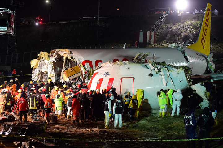 Tim penyelamat berusaha mengevakuasi penumpang pesawat Pegasus Airlines yang mengalami kecelakaan saat mendarat di Bandara Sabiha  Gokcen, Istanbul, Rabu, 5 Februari 2020 waktu setempat.