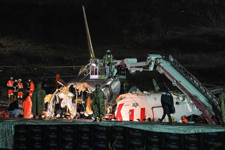 Sedikitnya tiga orang tewas dan 179 lainnya luka-luka akibat kecelakaan tersebut. Korban luka-luka dirawat di 18 rumah sakit wilayah setempat.