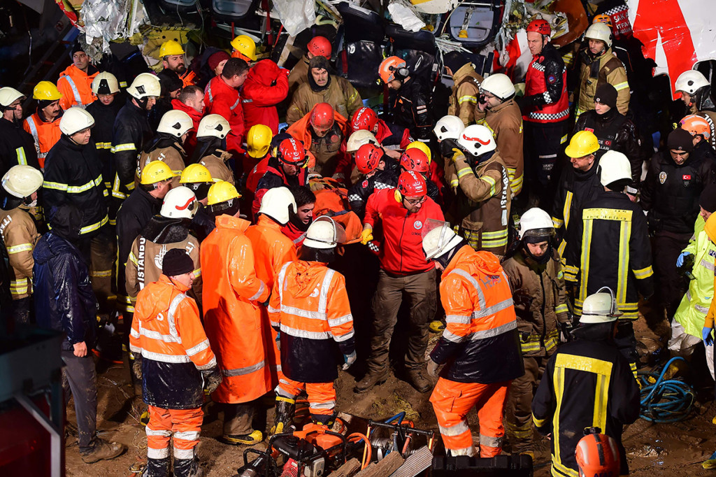 Menteri Transportasi Cahit Turhan mengatakan penerbangan yang menunggu untuk mendarat di Sabiha Gokcen telah dialihkan ke Bandara Istanbul.