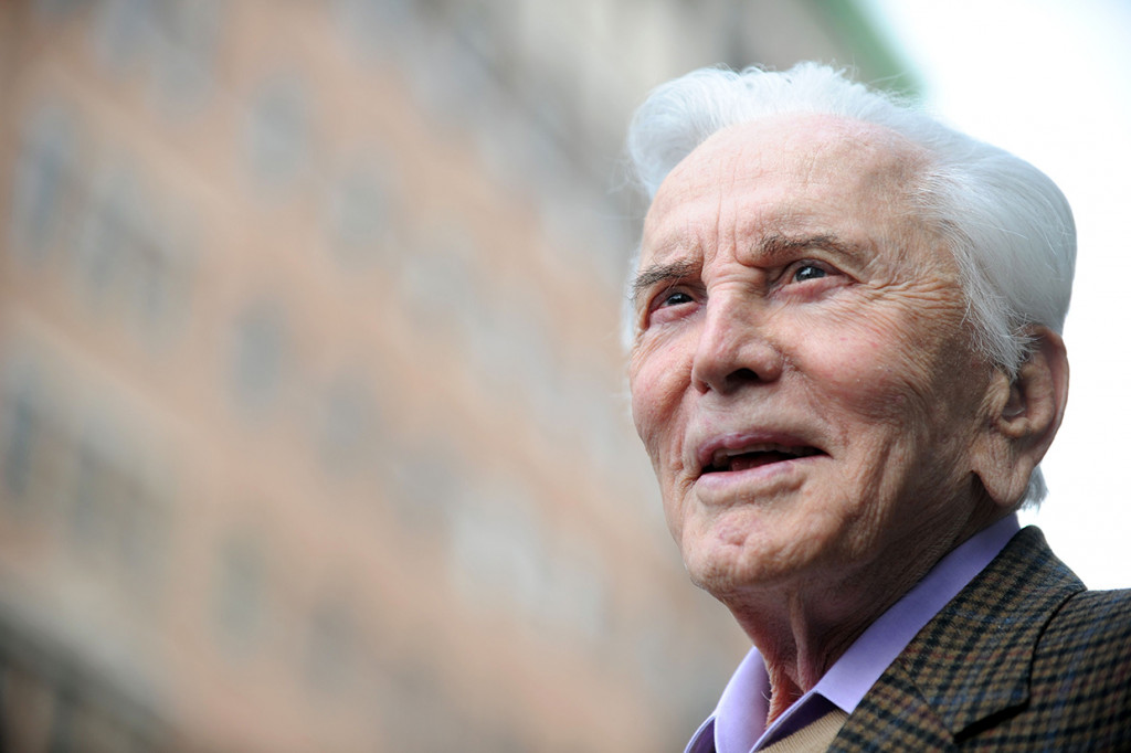 Aktor legendaris Hollywood Kirk Douglas meninggal dunia di usia 103 tahun pada Rabu, 5 Februari 2020 waktu setempat. Douglas meninggal  di rumah keluarganya di Beverly Hills.