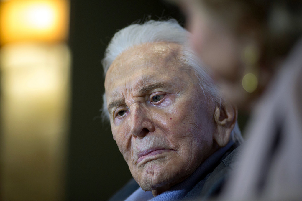 Kabar meninggalnya Kirk Douglas diumumkan langsung oleh putranya Michael Douglas. 