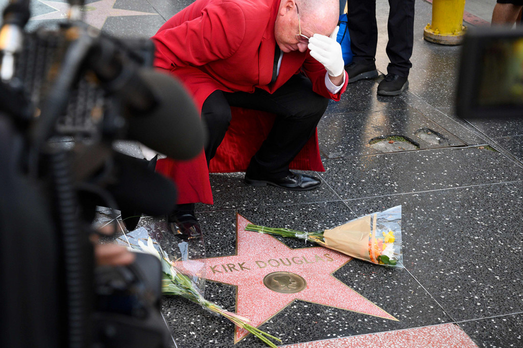Douglas, lahir dengan nama Issur Danielovitch dari pasangan imigran Yahudi-Rusia di bagian utara New York pada 1916. Dia memulai karirnya sebagai aktor panggung sebelum bertugas di Angkatan Laut AS selama Perang Dunia Kedua.