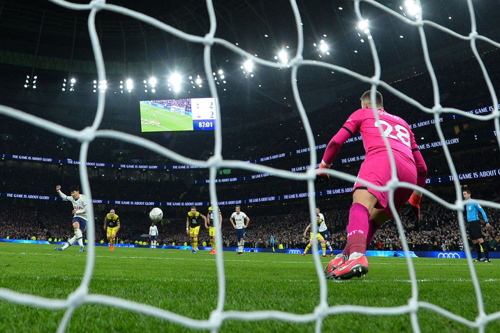 Penalti Song Heung-Min di menit-menit akhir pertandingan membawa Tottenham Hotspur menang 3-2 atas Southampton pada laga ulangan babak keempat, Kamis, 6 Februari 2020 dini hari WIB.