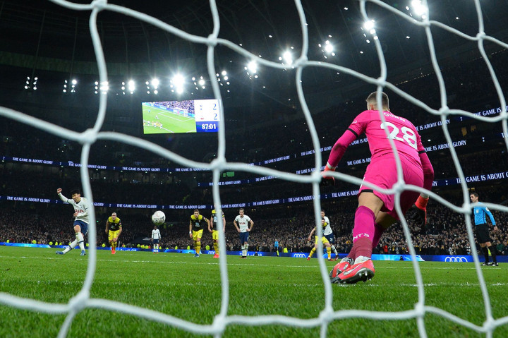 Penalti Song Heung-Min di menit-menit akhir pertandingan membawa Tottenham Hotspur menang 3-2 atas Southampton pada laga ulangan babak keempat, Kamis, 6 Februari 2020 dini hari WIB.